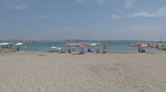 Chlapca (10) zasiahol pri plávaní v mori blesk, v nemocnici bojuje o život