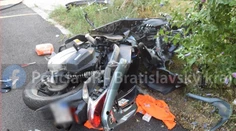 Divoká naháňačka v Bratislave. Vodič motorky so zákazom šoférovať utekal polícii, narazil do iného auta