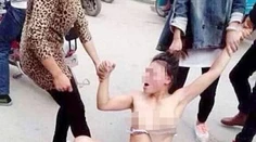 Žena si podala mužovu milenku. S kamarátkami ju zmlátili a vyzliekli na ulici!