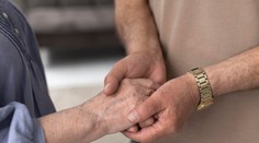 Zomierajúci muž spravil romantické gesto pre manželku. Pomohla mu umelá inteligencia