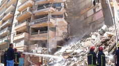 V egyptskej Alexandrii sa zrútila 13-poschodová budova. Pod troskami uviazli ľudia