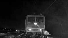 Pri zrážke osobného auta s vlakom v Lipanoch zahynul 30-ročný muž