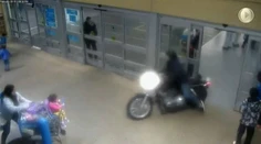 Policajti naháňali motorkára v nákupnom centre