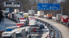 Snehové peklo v Nemecku: Vodiči mrzli v 37-kilometrovej kolóne aj 16 hodín