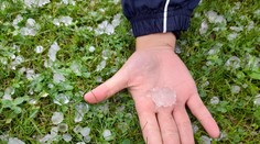 Na strednom a severnom Slovensku sa začali tvoriť supercely.  Z prvých už padajú obrovské krúpy