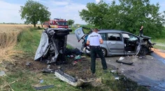 Po čelnej zrážke pri obci Ohrady začalo jedno z áut horieť, ťažko sa zranili dvaja ľudia