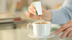 Odborníci varujú. S umelými sladidlami to nepreháňajte, môžu škodiť žalúdku