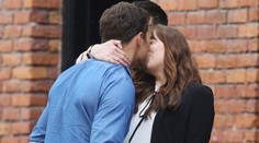 Nové foto z Fifty Shades Darker. Vášnivé bozky a nový fešák na pľaci