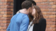 Nové foto z Fifty Shades Darker. Vášnivé bozky a nový fešák na pľaci