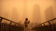 Najhoršia púštna búrka za desaťročie zafarbila Čínu do oranžova. Zrušili stovky letov