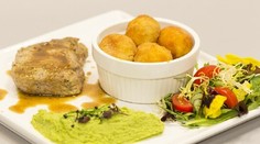 Teľací steak so zeleným korením a domácimi zemiakovými kroketami.