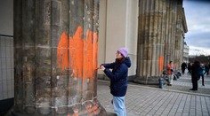 Klimatickí aktivisti sa opäť pripomenuli. Znovu natreli Brandenburskú bránu farbou