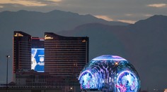 Architektonický unikát sa stal dominantou mesta svetiel. Multimediálna hala očarila aj Bona