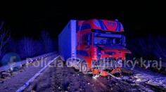 Horiace auto po nehode uhasili okoloidúci. Vodič čelnú zrážku s kamiónom neprežil