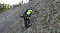 Väčšie kolóny a obmedzenia. Pod Strečnom začali čistiť siete na skalách a orezávať stromy