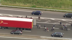 Namiesto riešenia problému postavia stenu. Francúzom ju zaplatia Briti