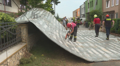 Vo Vranove nad Topľou sa ľudia spamätávajú. Pätnásťminútová veterná smršť po sebe zanechala hrozivú spúšť