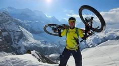 VIDEO: Zdolať najvyššie turistické sedlo sveta na bicykli? Žiaden problém pre Adama Lehockého