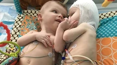 Video malých bojovníkov vás dojme: Napriek ťažkému osudu sa objímajú