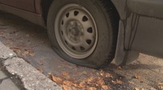 Ak parkujete pred touto bytovkou, čakajte prepichnuté pneumatiky