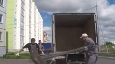 VIDEO: Pat a Mat skutočne existujú, opití sťahováci vás o tom presvedčia