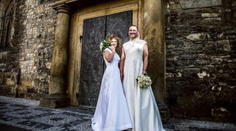 Vlastimil miluje a nosí ženské oblečenie. S manželkou sú na pokriky na ulici už zvyknutí