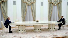 Tajomstvo dlhého stola medzi Putinom a Macronom odhalené. Nepodali si preto ani ruky