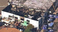 Bilancia požiaru v Oaklande sa zvyšuje, zatiaľ prehľadali iba časť trosiek