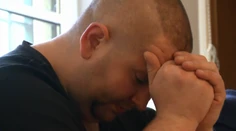 Lukáša neprávom odviedli v putách, žiada odškodné: Štát sa bráni zubami nechtami