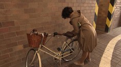 Nicholsonová bez ochranky, bicykel parkuje medzi limuzínami