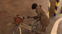 Nicholsonová bez ochranky, bicykel parkuje medzi limuzínami