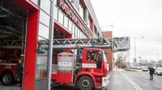 Prahu zasiahol masívny výpadok elektriny. Hasiči vytiahli desiatky ľudí uviaznutých vo výťahoch