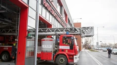 Prahu zasiahol masívny výpadok elektriny. Hasiči vytiahli desiatky ľudí uviaznutých vo výťahoch
