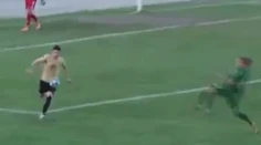 VIDEO: Hráč si splietol futbal s karate. Rozhodca bez váhania ukázal červenú kartu