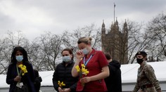 Prešiel rok od prvého lockdownu v Británii. Ľudia si so slzami v očiach pripomenuli obete