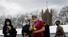 Prešiel rok od prvého lockdownu v Británii. Ľudia si so slzami v očiach pripomenuli obete