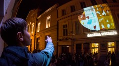 Magická biela noc v Bratislave: Mesiac v Medickej záhrade, svetelné lúče ponad Dunaj