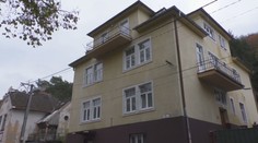 Dôchodcov v Trenčianskych Tepliciach mesto prinútilo vysťahovať sa z bytového domu. Niektorí sú ťažko chorí