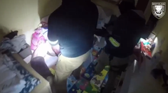 Video z policajnej akcie v Bratislave: Policajti vyrazili dvere a zadržali tri osoby