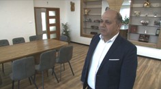 FOTO: Starosta jednej z najchudobnejších obcí na východe Slovenska si užíva luxus v kancelárii. Stôl za 6-tisíc eur, zrkadlo za tri tisícky