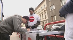 Pred volebnými miestnosťami boli ľudia v bielych vestách. Zbierali podpisy pod petíciu