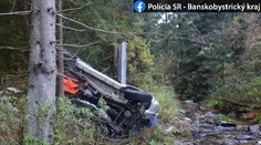 Pri Poltári došlo ku tragickej nehode. Vodič zišiel z cesty strmým svahom. Spolujazdkyňa neprežila