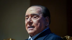 Zdravotný stav expremiéra Berlusconiho sa zlepšuje
