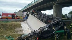 Pri tragickej nehode pri Trnave zahynul nevinný vodič, ktorý sa vracal z obchodu s dlažbou pre syna