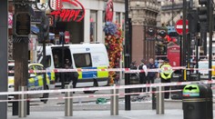 V Londýne pobodal útočník dvoch policajtov, museli ho paralyzovať