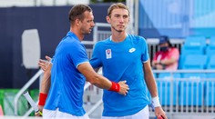 Polášek s Kleinom v Tokiu skončili, zápas poznačil dážď