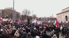 Vo Viedni protestovali proti pandemickým opatreniam desaťtisíce ľudí