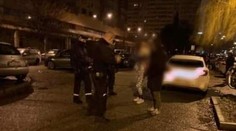 Muž manipuloval pod autom s brúskou. Demontáž mu prekazili policajti