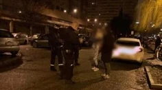Muž manipuloval pod autom s brúskou. Demontáž mu prekazili policajti
