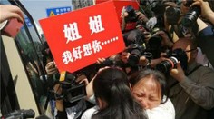 Nevzdali sa nádeje. Čínsky manželský pár po 24 rokoch našiel svoju stratenú dcéru